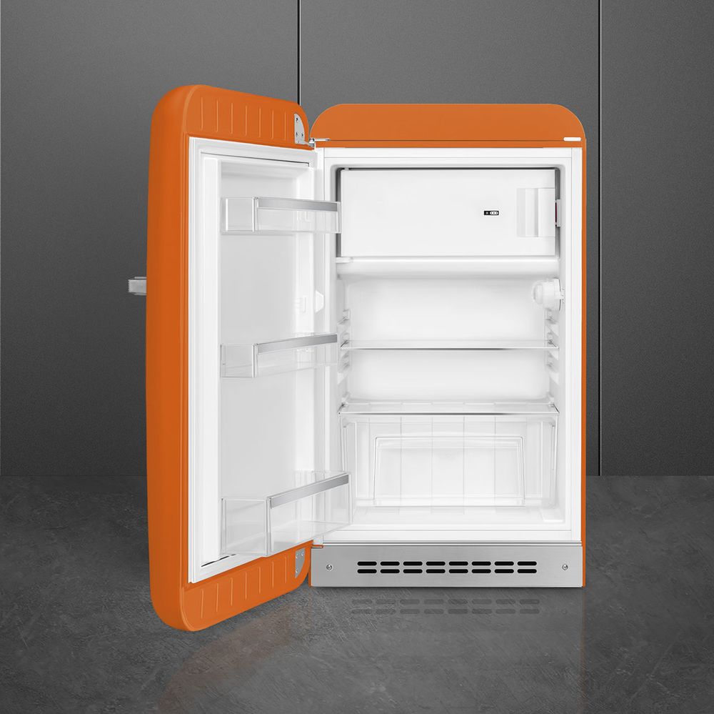 Холодильник SMEG/ Холодильник SMEG, отдельностоящий, стиль 50-х, однокамерный, внутренняя морозильная камера, объем 122 л, стандартный компрессор, энергоэффективность D, цвет оранжевый