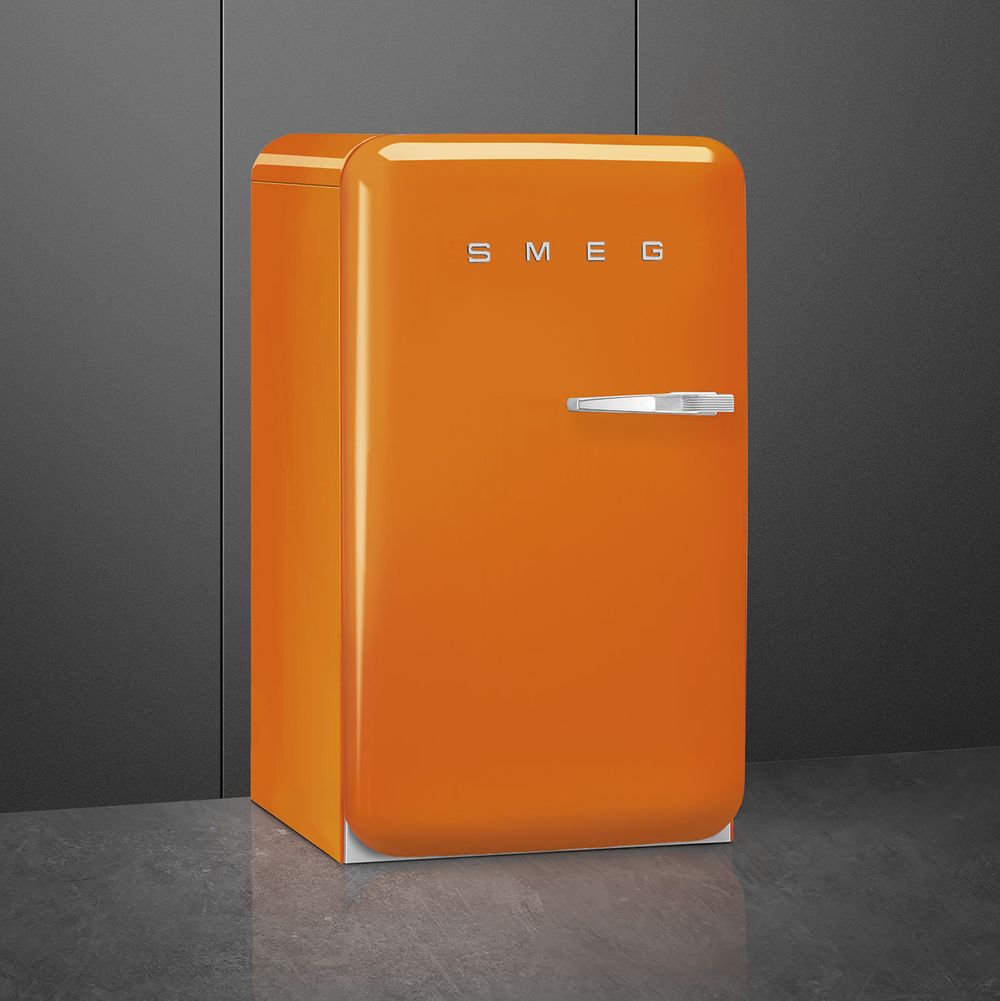 Холодильник SMEG/ Холодильник SMEG, отдельностоящий, стиль 50-х, однокамерный, внутренняя морозильная камера, объем 122 л, стандартный компрессор, энергоэффективность D, цвет оранжевый
