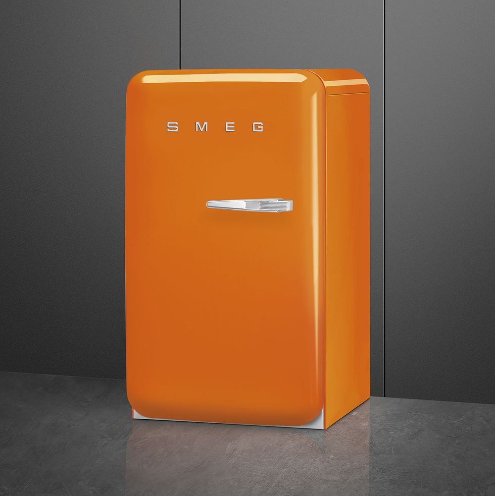 Холодильник SMEG/ Холодильник SMEG, отдельностоящий, стиль 50-х, однокамерный, внутренняя морозильная камера, объем 122 л, стандартный компрессор, энергоэффективность D, цвет оранжевый