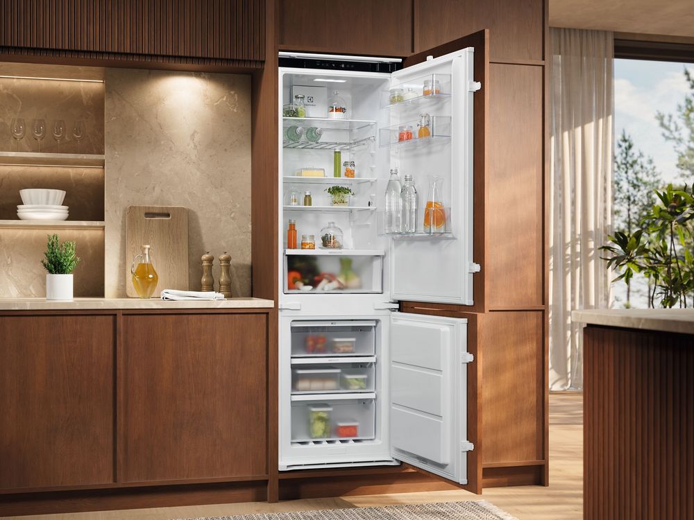 Встраиваемые холодильники ELECTROLUX/ Холодильник комбинированный, встраиваемый, скользящие направляющие,GreenZone TwinTech® No Frost , сенсорное управление, полезный объём: 256 л (194 + 62 л), перенавешиваемые двери, полка для вина, лоток для яиц, 54x54