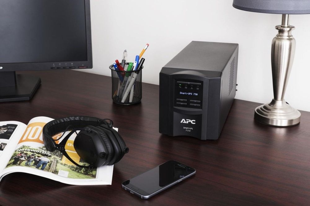 Источник бесперебойного питания APC Smart-UPS 750VA/500W, Line-Interactive, LCD, Out: 220-240V 6xC13, SmartSlot, USB, HS User Replaceable Bat, Black, 1 year warranty (замена SMT750I)